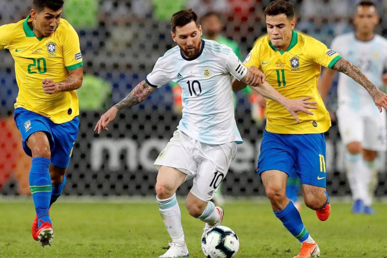 上一次对阵安哥拉：梅西斯卡洛尼替补登场，阿亚拉百场（上次交手安哥拉：梅西、斯卡洛尼替补出场，阿亚拉完成百场）