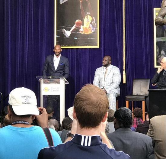 詹姆斯背后传球制造得分机会（詹姆斯背后妙传创造得分良机）