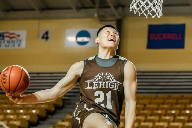 皇马本泽马梅开二度助球队取胜（本泽马独中两元助皇马全取三分）