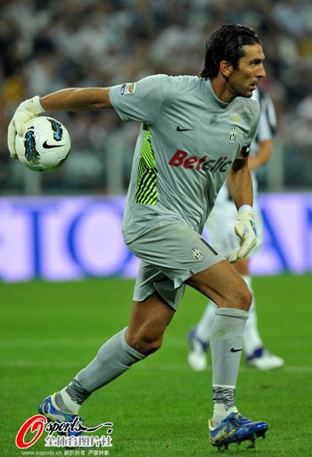 上海申花客场对阵广岛三箭，虽0-2落败，但有望晋级，展现顽强斗志，助力海港复仇。（申花客场0-2负广岛三箭 仍存晋级曙光，顽强斗志助力海港复仇）