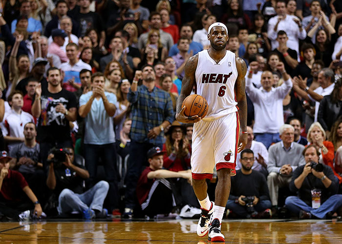 为欧洲杯预热，半决赛及决赛举办场地温布利球场进行无人机表演（欧洲杯预热：半决赛与决赛场地温布利球场上演无人机表演）